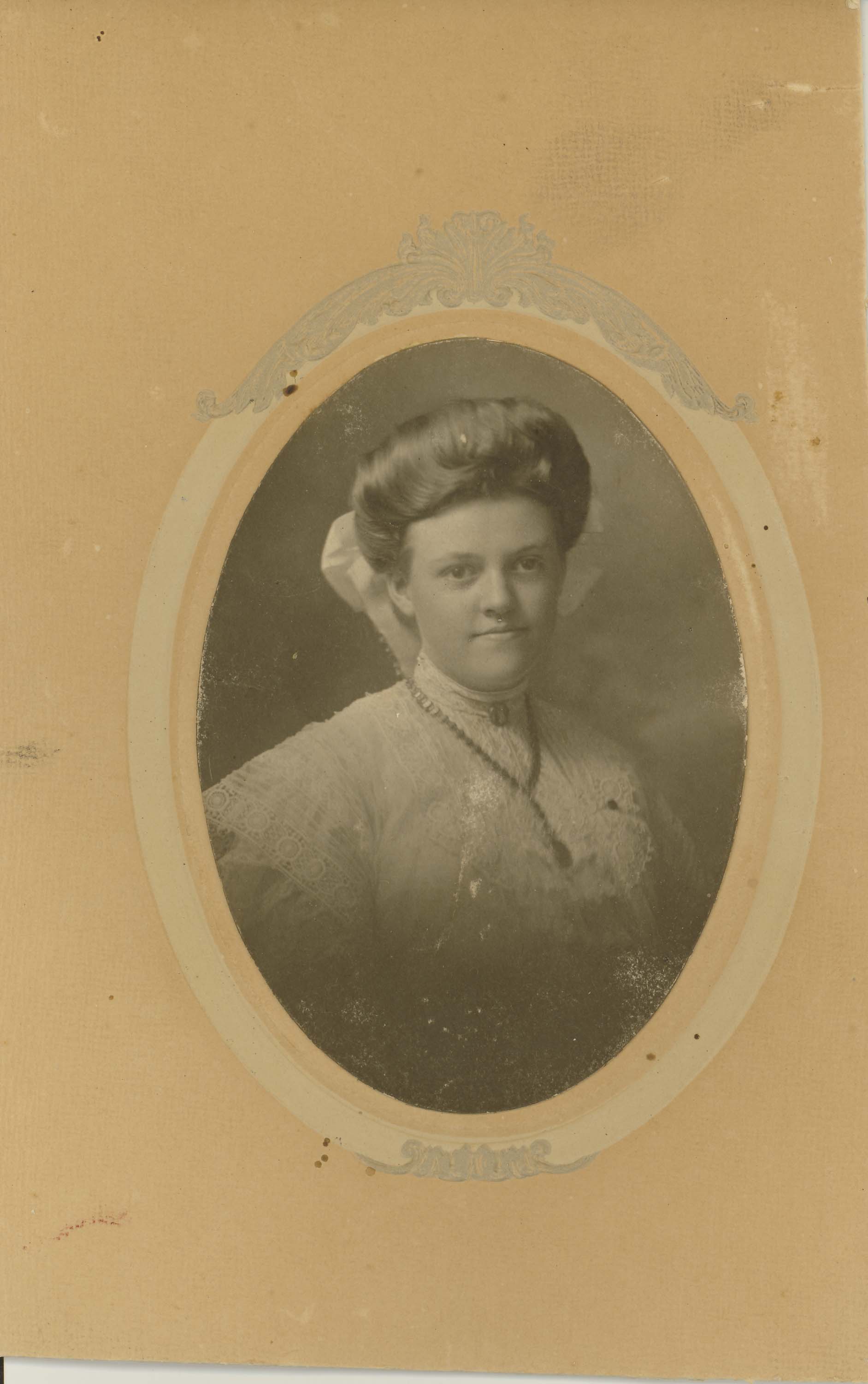 Photo-12-Oval-portrait-of-lady-hair-with-hair-bow